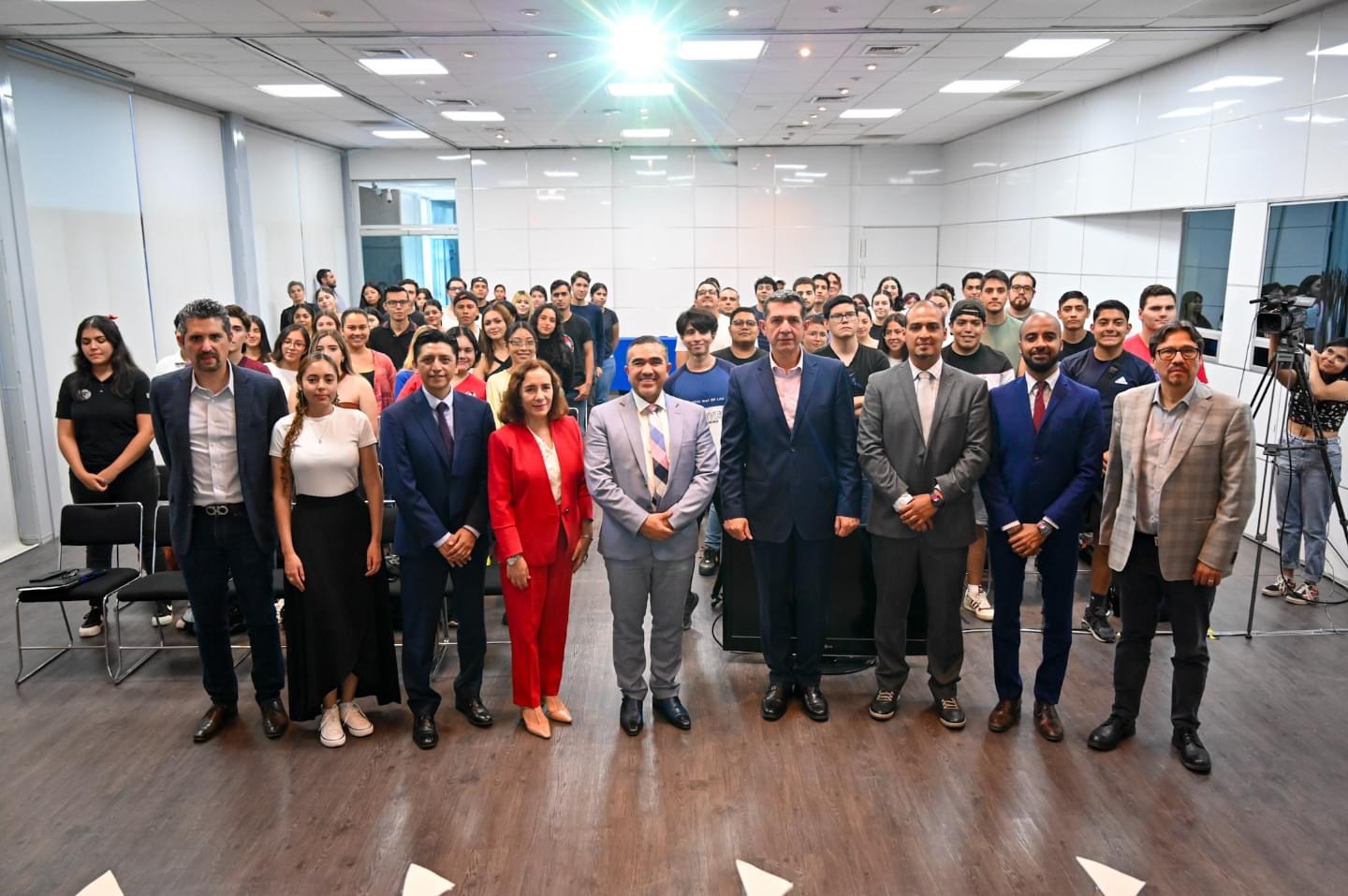 Foto grupal con autoridades, ponentes y audiencia del I Foro