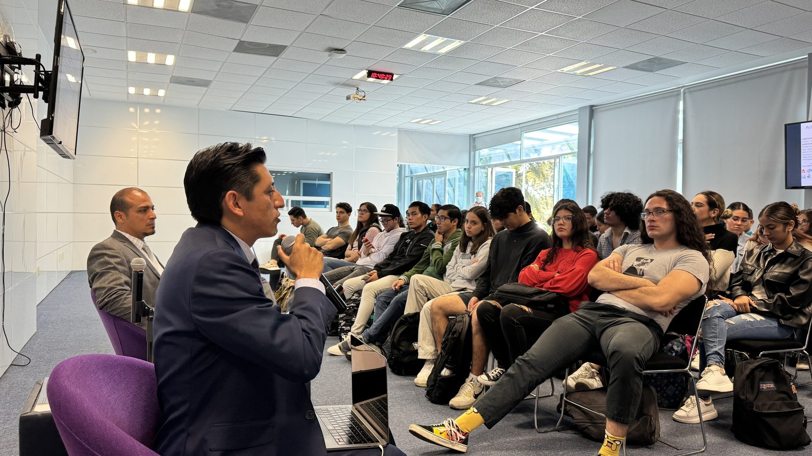 Ponente conversando en formato cercano con público joven